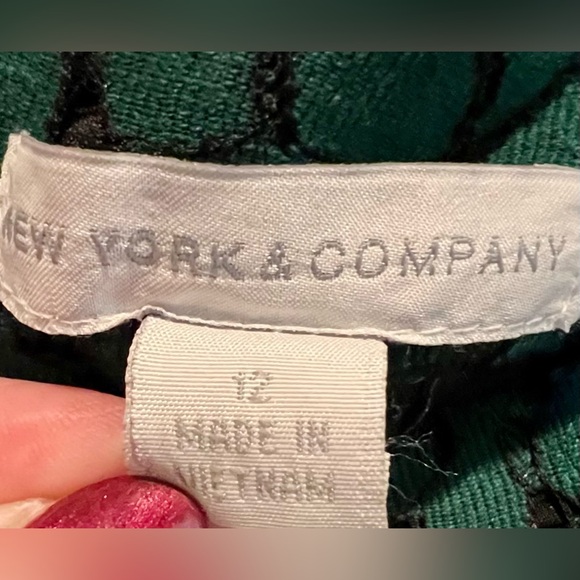 New York & Company lace skirt - green and black lace w/black lining - size 12 - Picture 7 of 8